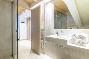 Suite luxueuse, vue sur la mer, face à la mer | Salle de bain | Douche, articles de toilette griffés, séchoir à cheveux, peignoirs