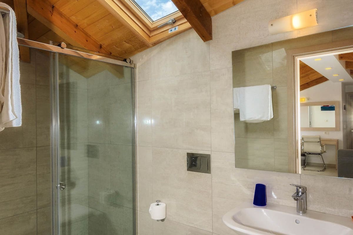 standard room, partial sea view | bathroom | shower, designer toiletries, hair dryer, bathrobes