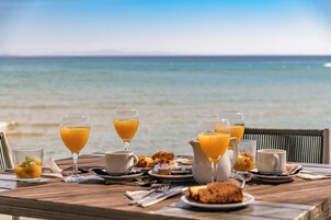 Desayuno buffet diario (EUR 25 por persona)