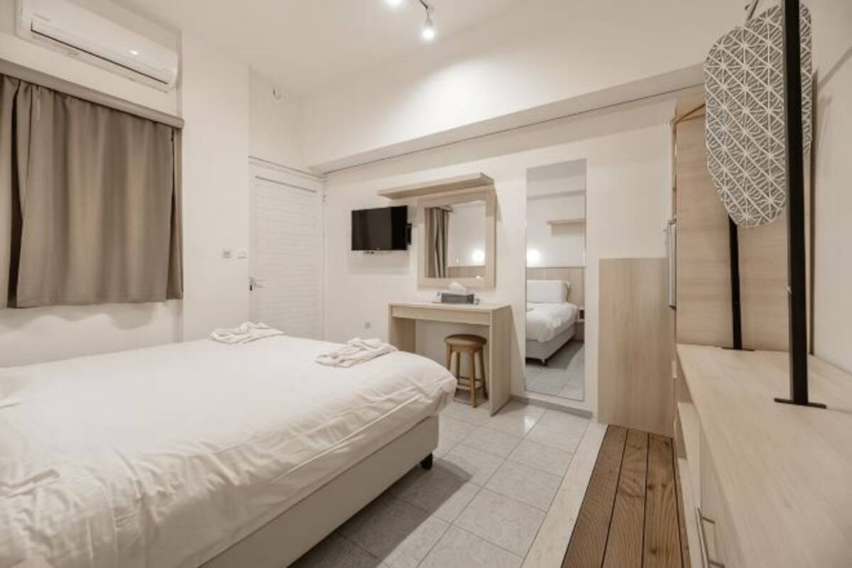 Frette Italian sheets, premium bedding, pillowtop beds, in-room safe