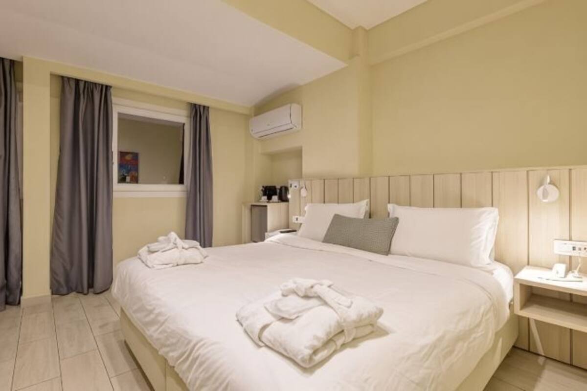 Frette Italian sheets, premium bedding, pillowtop beds, in-room safe