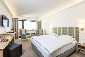 高級寝具、羽毛の掛け布団、ミニバー、セーフティボックス (室内)