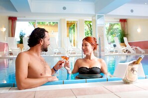 屋内プール、営業時間 7:00 ～ 22:00、サンラウンジャー