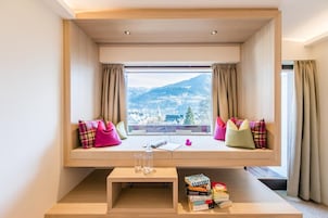 Ropa de cama de alta calidad, cubrecamas y minibar