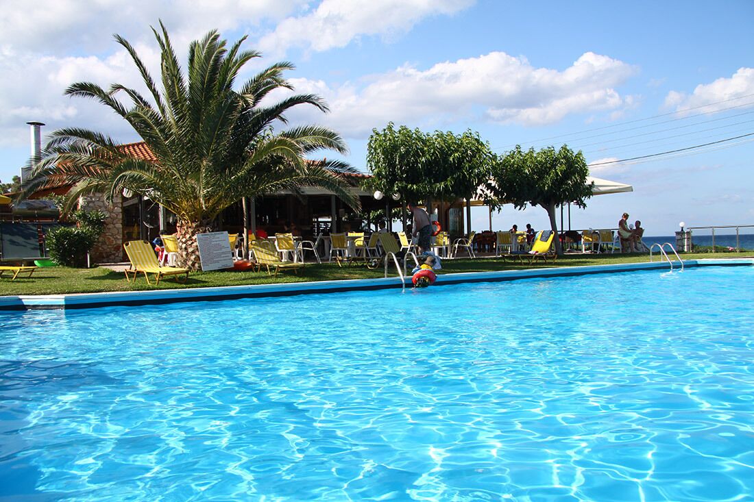 Utendørsbasseng, bassengparasoller og solsenger