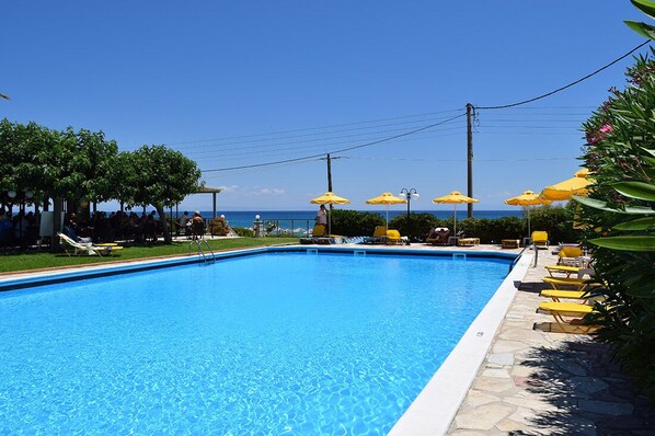 Outdoor pool, pool umbrellas, pool loungers - Paspalis Hotel (Kefalonia)