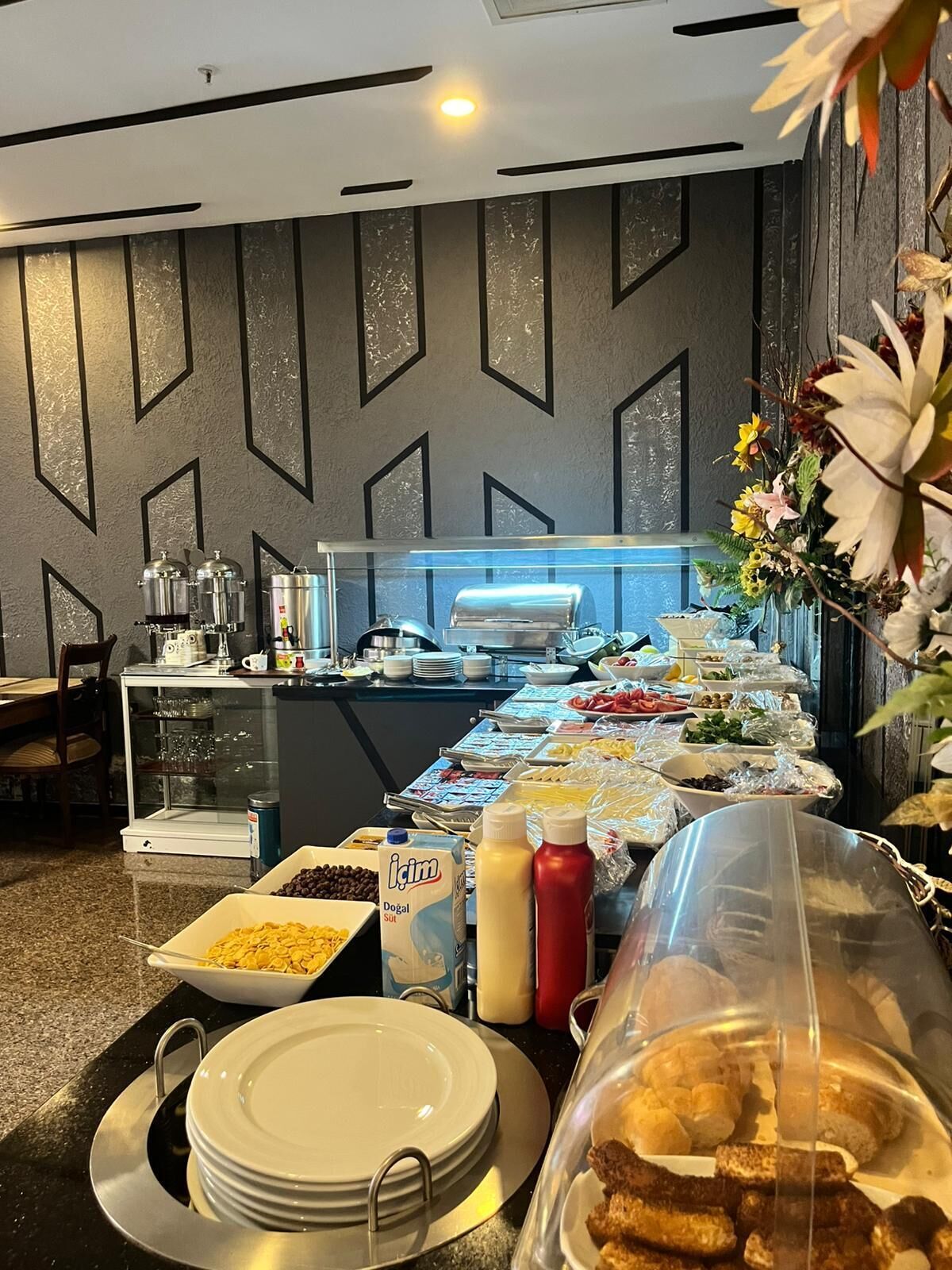 Lunch and dinner served