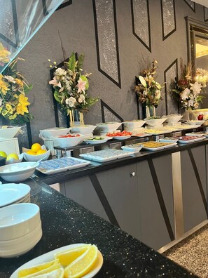 供应午餐和晚餐