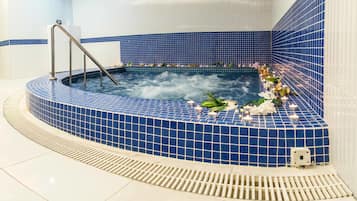 Bañera de hidromasaje cubierta