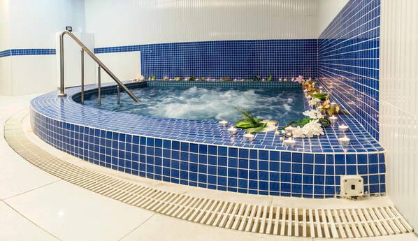 A hot tub with a blue tiled interior, surrounded by a white tiled floor and a metal ladder. - Grand Work Hotel (Ankara)