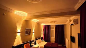 Minibar, caja de seguridad en la habitación y escritorio