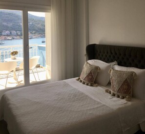 Modern Superior Art Room | Frette Italian sheets, premium bedding, pillow-top beds, in-room safe - Perantzada 1811 (Ithaki)