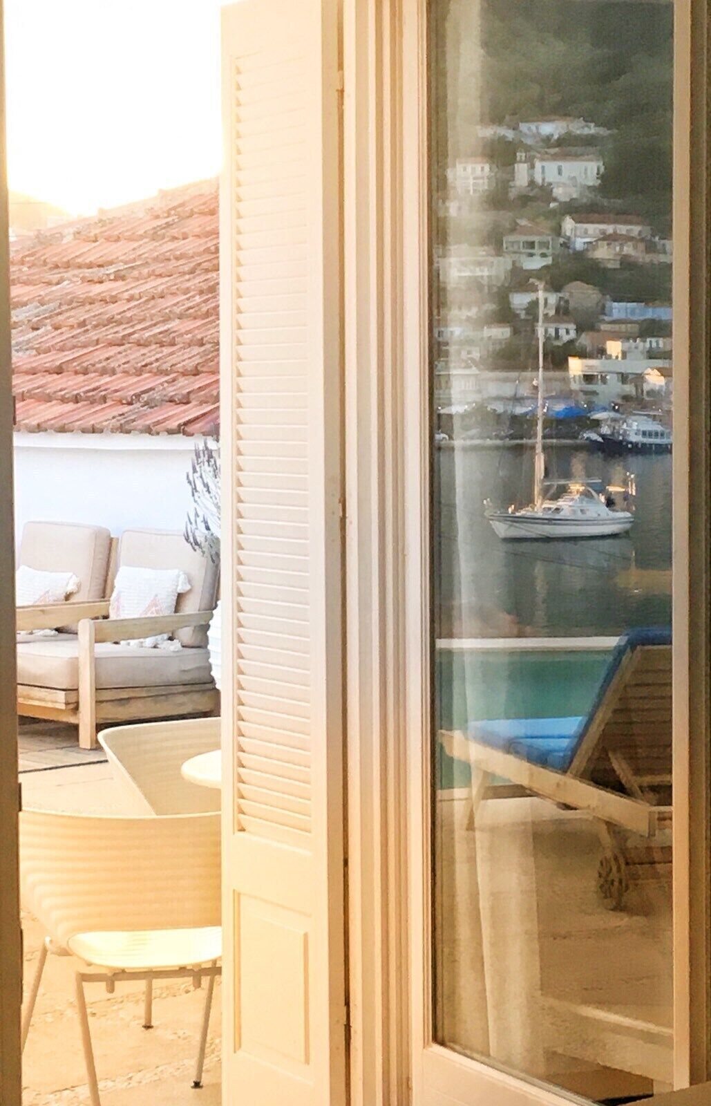 Piscina externa, funciona das 11h às 20h, guarda-sóis, espreguiçadeiras