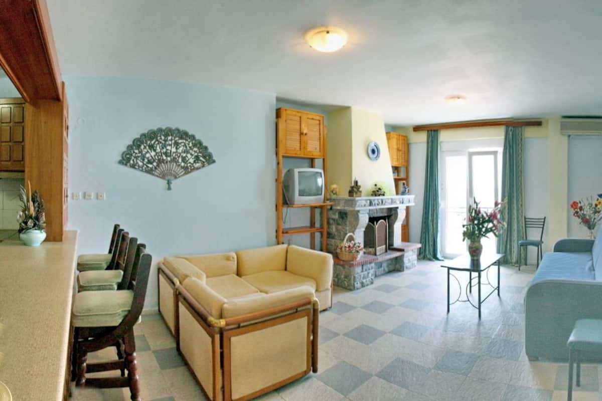 Superior Residence with Sea View | Sala de estar | TV