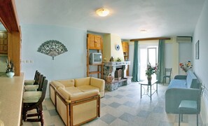 Superior Residence with Sea View | Living room | TV - Pebble Beach Hotel (Lesvos)