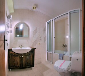 Superior Residence with Sea View | Bathroom | Free toiletries, bidet, towels - Pebble Beach Hotel (Lesvos)