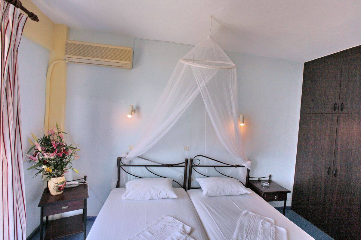 Premium bedding, desk, soundproofing, free cots/infant beds