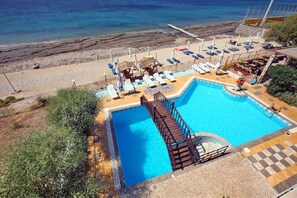 Seasonal outdoor pool, pool umbrellas, sun loungers - Pebble Beach Hotel (Lesvos)