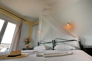 Hochwertige Bettwaren, Schreibtisch, schallisolierte Zimmer