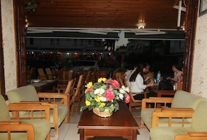 A restaurant with wooden furniture and a large floral centerpiece. - Elegant Baronessa Apart Hotel (Alanya)