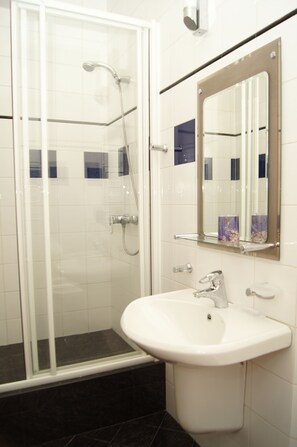 Chambre Double Confort | Salle de bain | Douche, articles de toilette gratuits, sèche-cheveux, peignoirs
