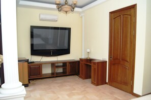 Habitación doble Deluxe, balcón | Caja de seguridad en la habitación, muebles diferentes y wifi gratis