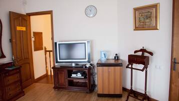 Habitación Deluxe con 2 camas individuales | Caja fuerte, mobiliario individual, wifi gratis y ropa de cama