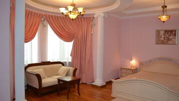 Habitación de diseño | Caja fuerte, mobiliario individual, wifi gratis y ropa de cama