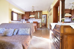 Una sala de estar acogedora con un sofá y un mueble de madera.