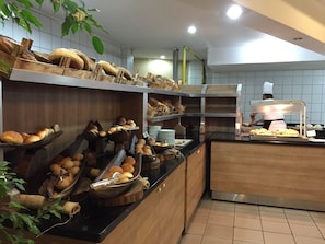 3 restaurantes, é servido jantar
