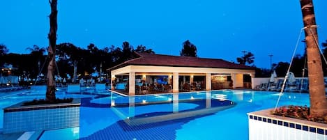 3 outdoor pools, pool umbrellas, sun loungers