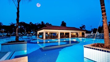 3 εξωτερικές πισίνες, ομπρέλες πισίνας, ξαπλώστρες