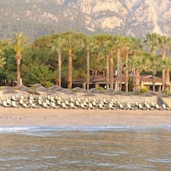Plage privée, cabines gratuites, chaises longues, parasols