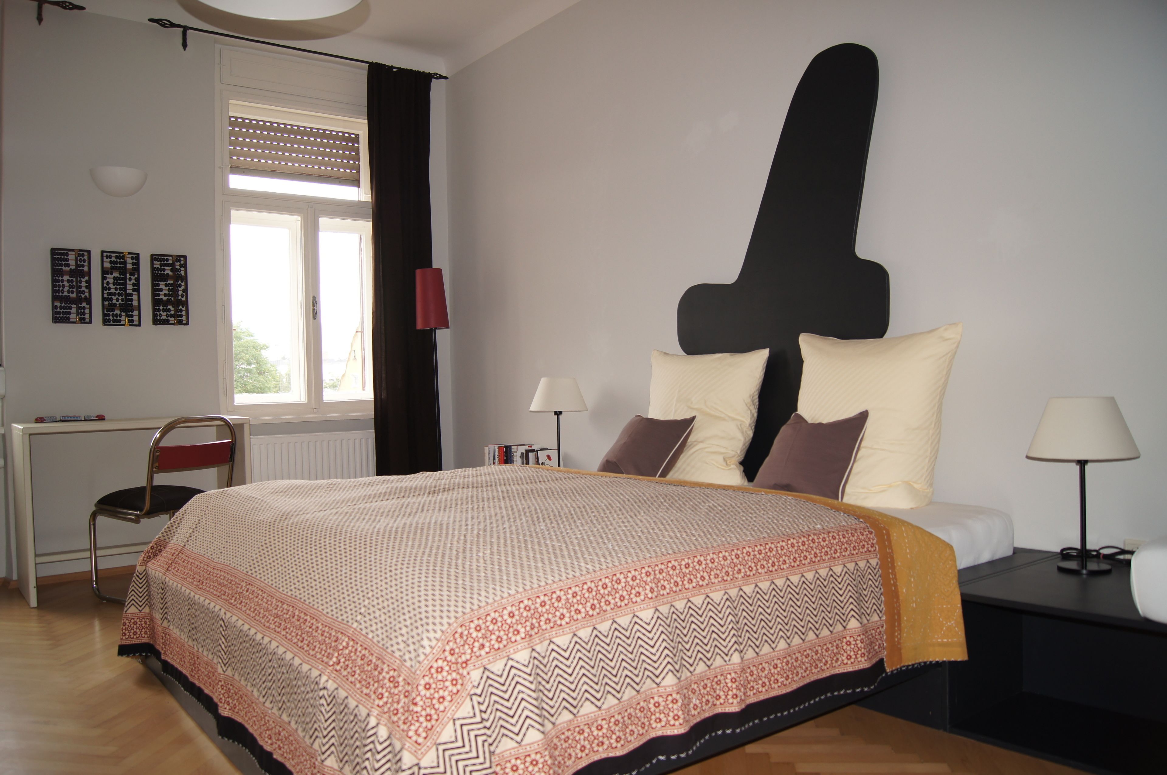 Design-Studio, 1 Queen-Bett | Hochwertige Bettwaren, Schreibtisch, laptopgeeigneter Arbeitsplatz