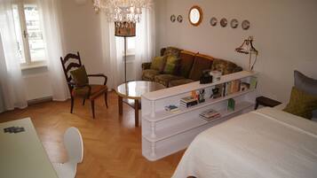 Studio Desain, 1 Tempat Tidur Queen | Seprai premium, meja kerja, dan ruang kerja ramah laptop