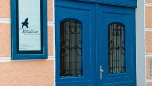 A building with a blue door and a framed sign on the wall. - Altstadthaus Cityappartements (Graz)