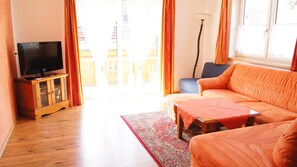 Apartment (Top 4/7/10) | Living area | Flat-screen TV - Eberlhof (Michaelerberg-Pruggern)