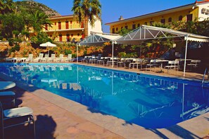 Outdoor pool - Mytilana Village Hotel (Lesvos)