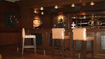 2 bares/lounges, bar ao lado da piscina