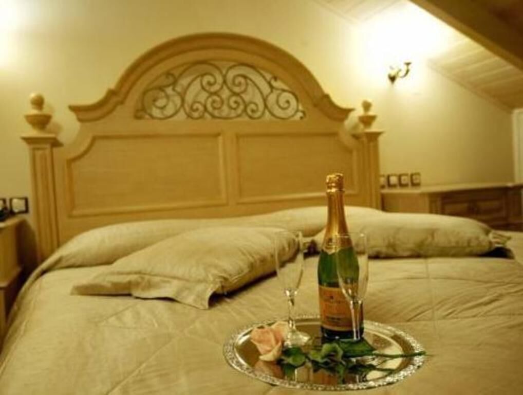 Premium bedding, down duvets, pillow-top beds, minibar