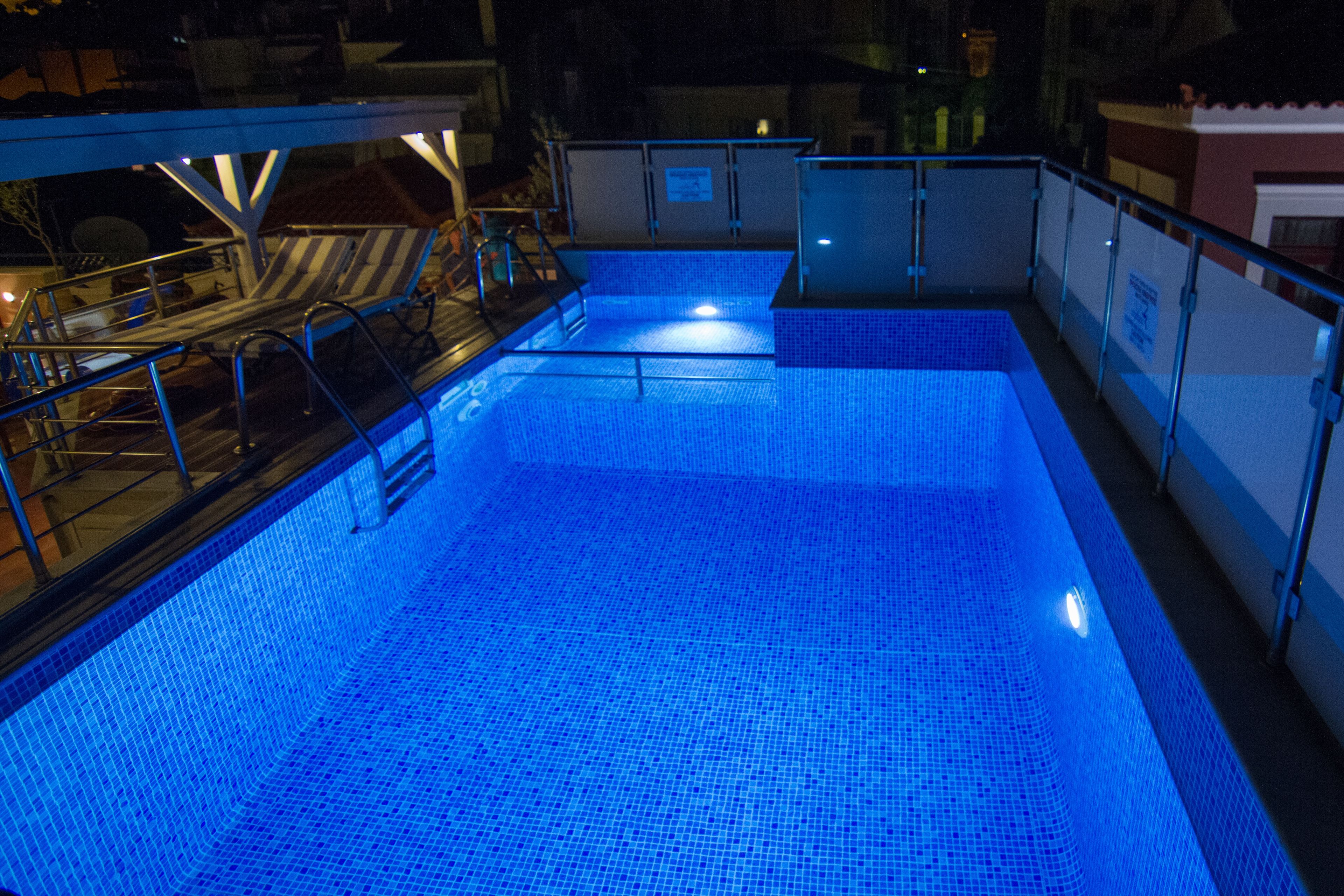 Außenpool (je nach Saison geöffnet), Sonnenschirme, Liegestühle