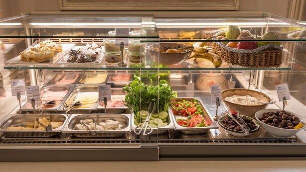 Een buffet met verschillende gerechten, zoals fruit, groenten en desserts.