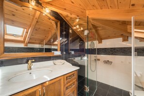 Suite junior, sauna (Attic) | Baño | Amenidades de baño gratuitas, secadora de cabello, pantuflas, toallas 