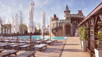 5 室外游泳池,池畔遮阳伞,日光浴躺椅