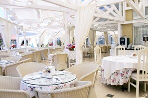 含每日吃到飽早餐