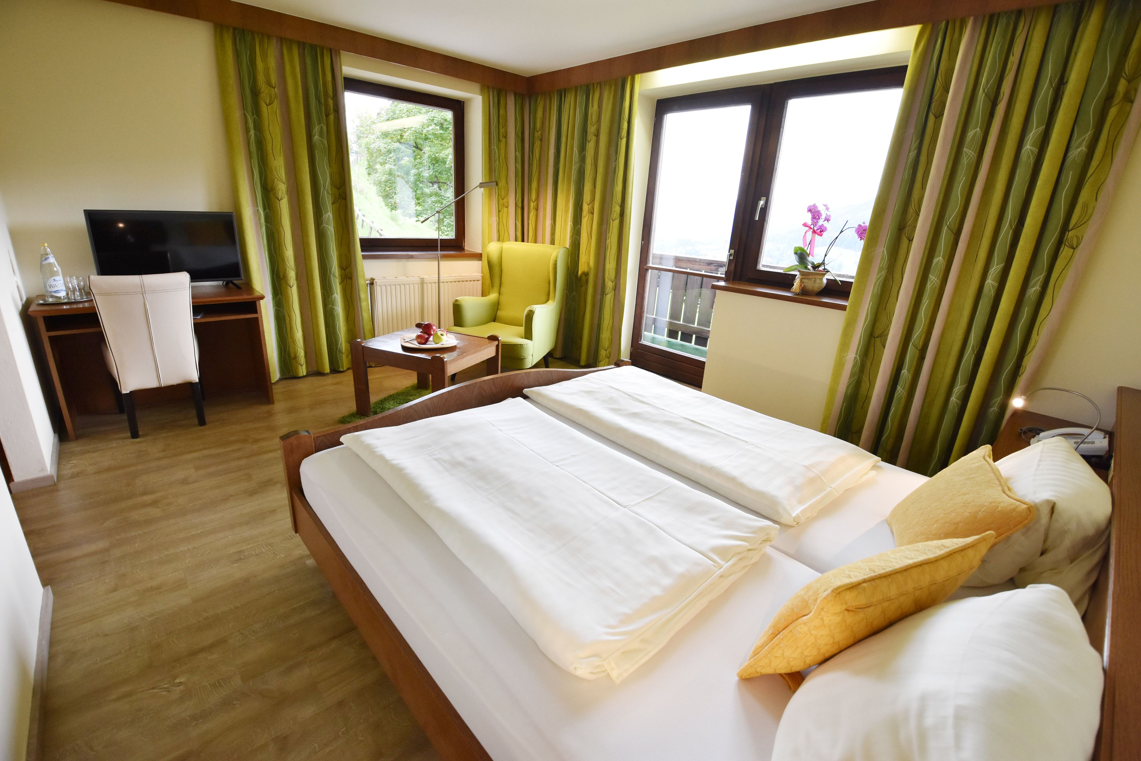 Doppelzimmer mit Waldblick | Zimmersafe, Schreibtisch, kostenloses WLAN, Bettwäsche