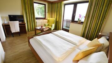 Doppelzimmer mit Waldblick | Zimmersafe, Schreibtisch, kostenloses WLAN, Bettwäsche