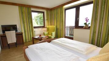 Doppelzimmer, Talblick | Zimmersafe, Schreibtisch, kostenloses WLAN, Bettwäsche