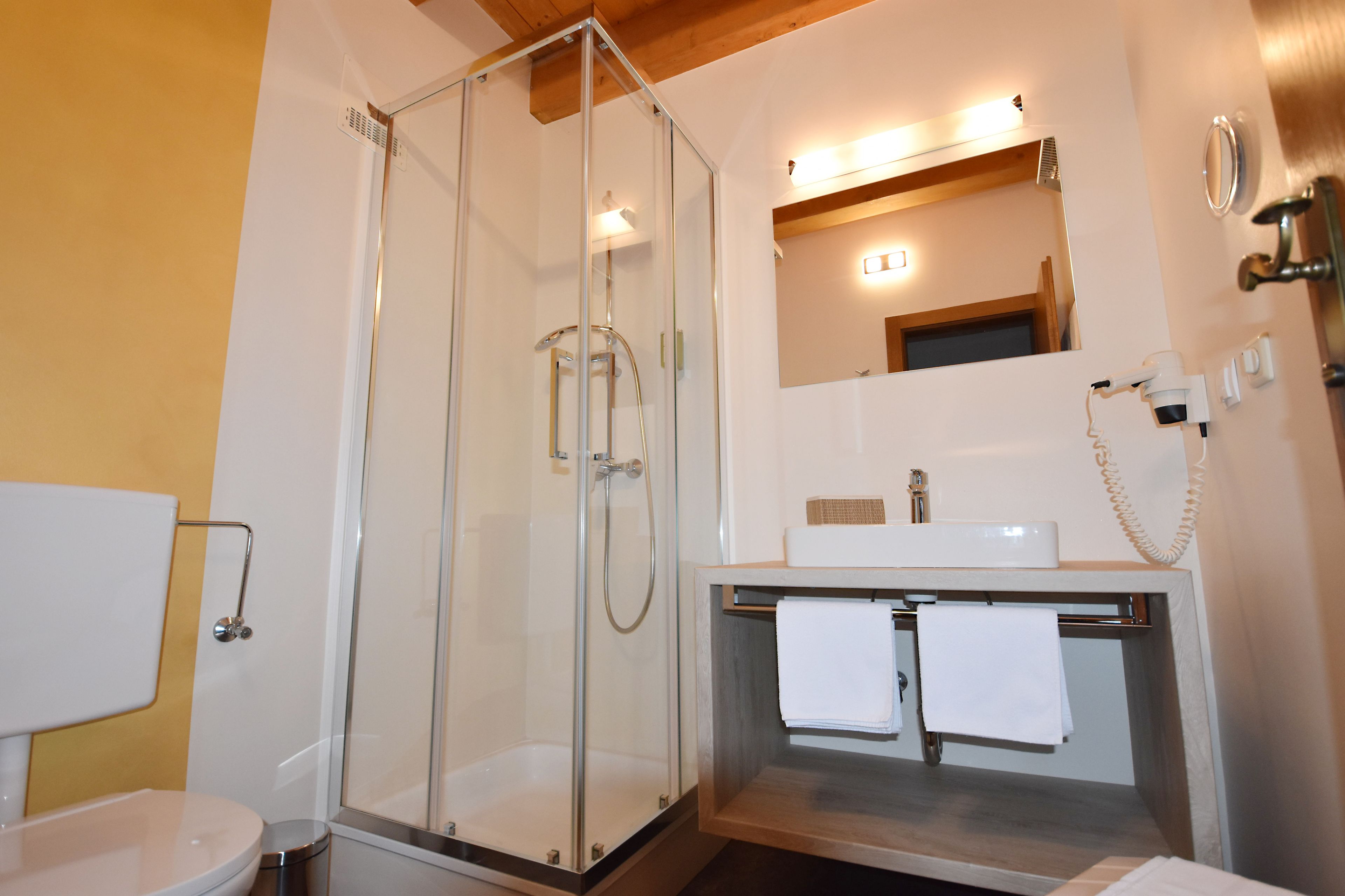 Phòng đôi (Forest View) | Phòng tắm | Đồ dùng nhà tắm miễn phí, máy sấy tóc, khăn tắm 