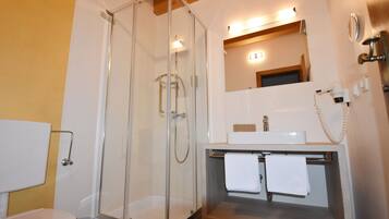 Doppelzimmer mit Waldblick | Badezimmer | Kostenlose Toilettenartikel, Haartrockner, Handtücher